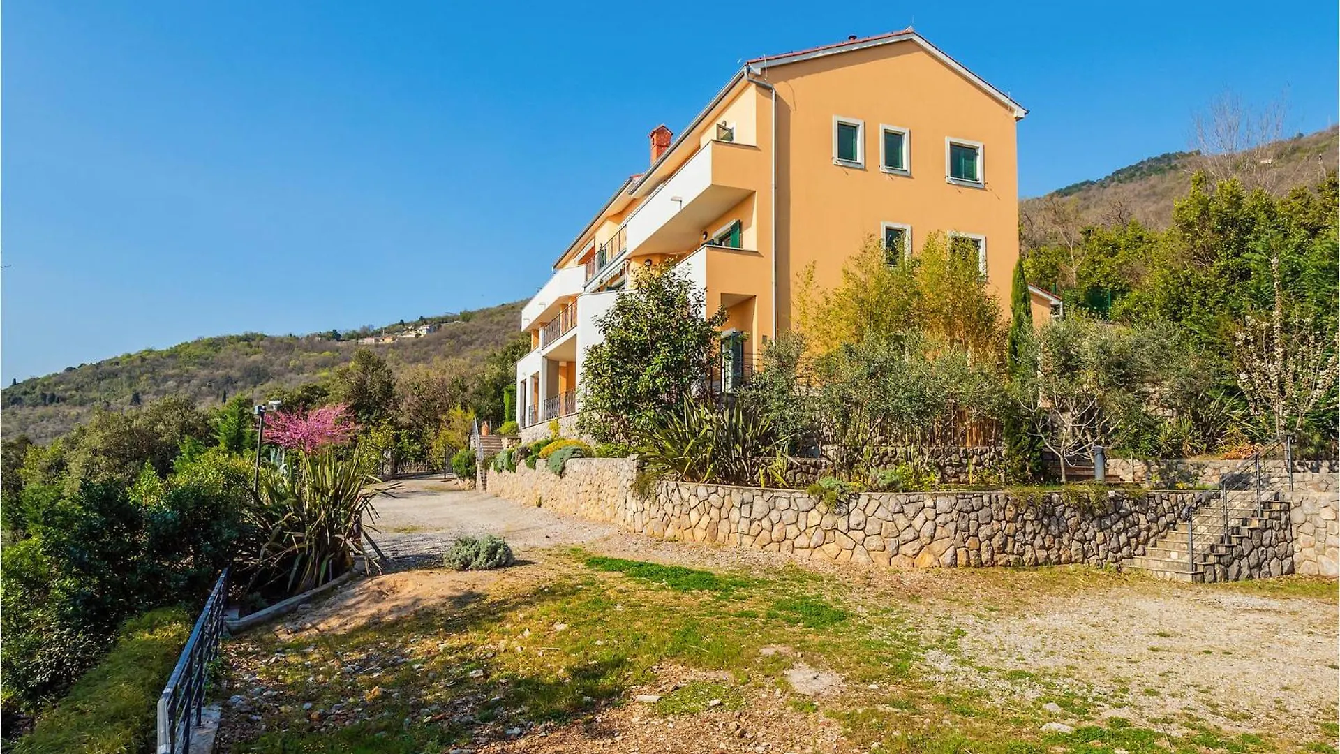 3 Bedroom Beautiful Apartment In Moscenicka Draga