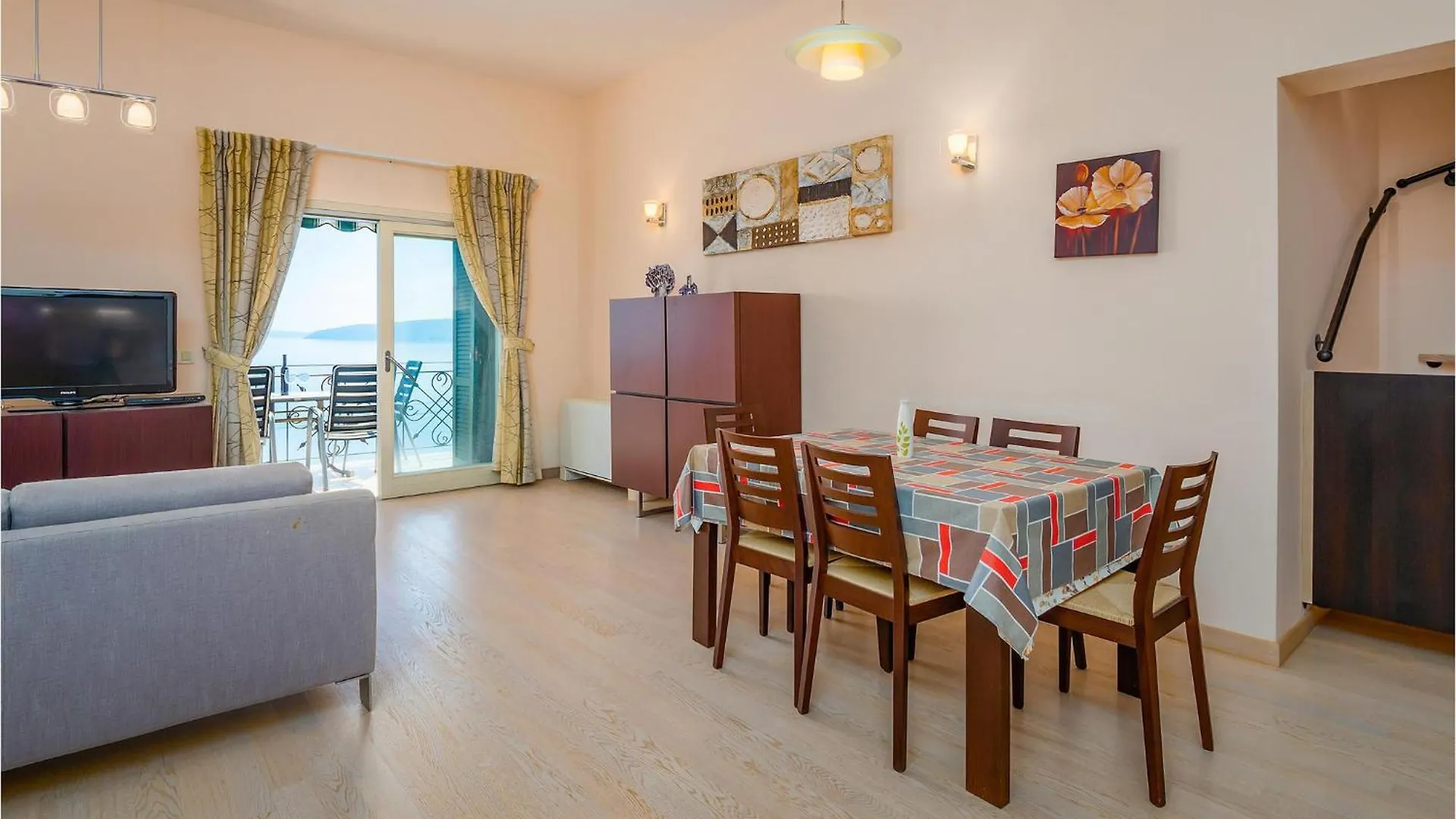 3 Bedroom Beautiful Apartment In Moscenicka Draga