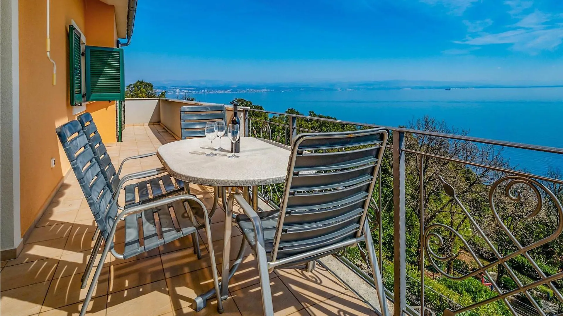 3 Bedroom Beautiful Apartment In Moscenicka Draga location