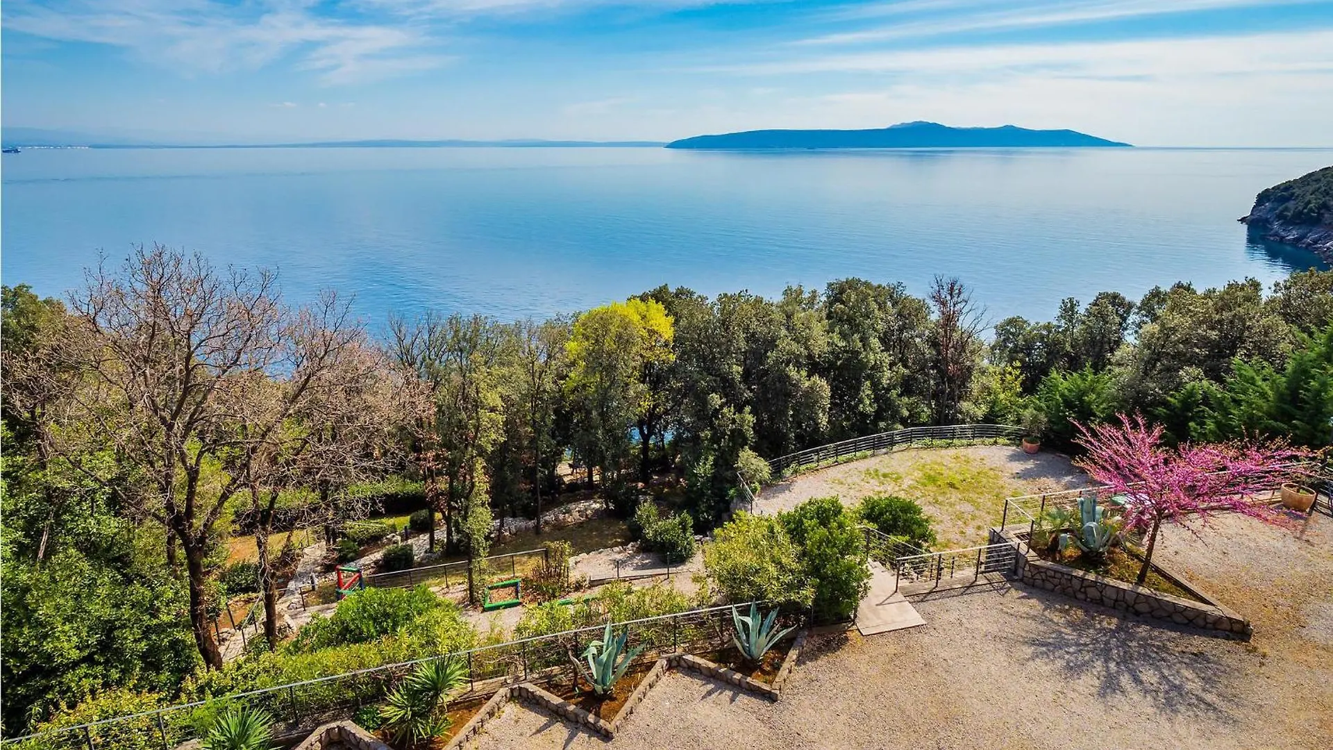 3 Bedroom Beautiful Apartment In Moscenicka Draga
