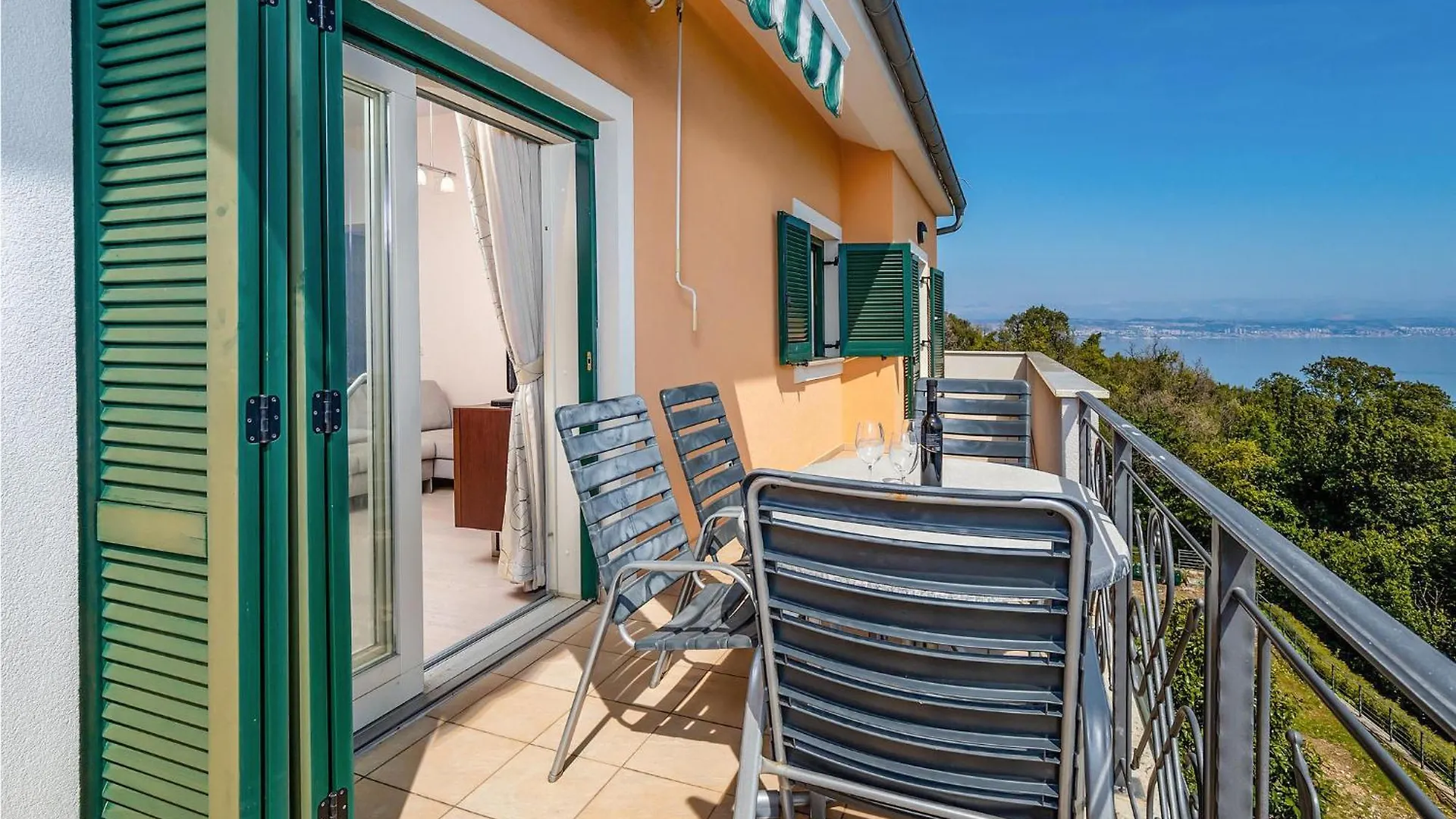 3 Bedroom Beautiful Apartment In Moscenicka Draga