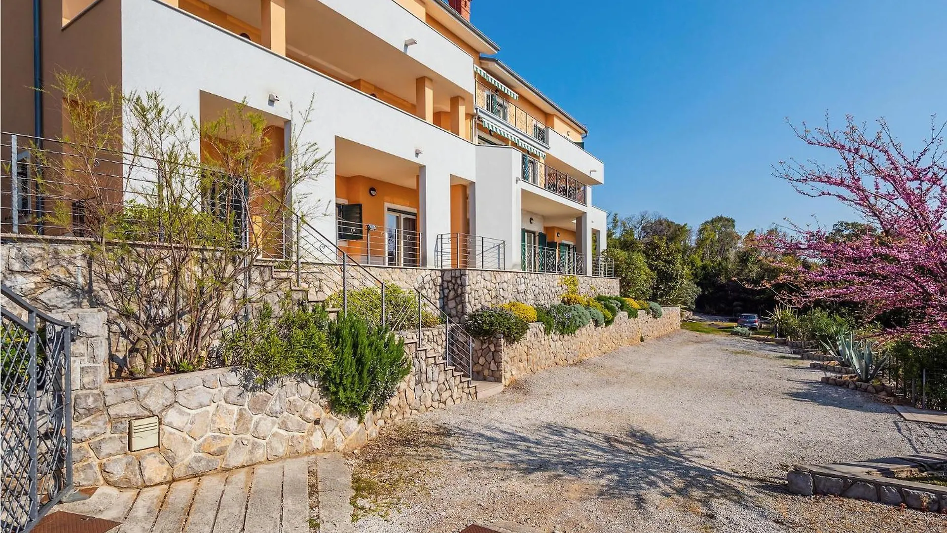 3 Bedroom Beautiful Apartment In Moscenicka Draga