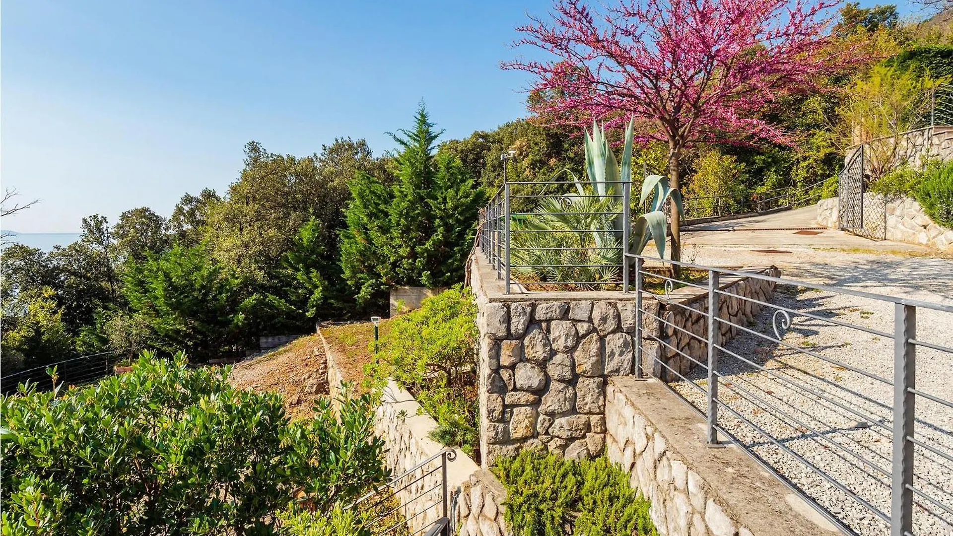 3 Bedroom Beautiful Apartment In Moscenicka Draga